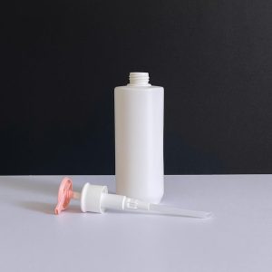 Chai HDPE trắng vai ngang vòi nhấn dẹp hồng