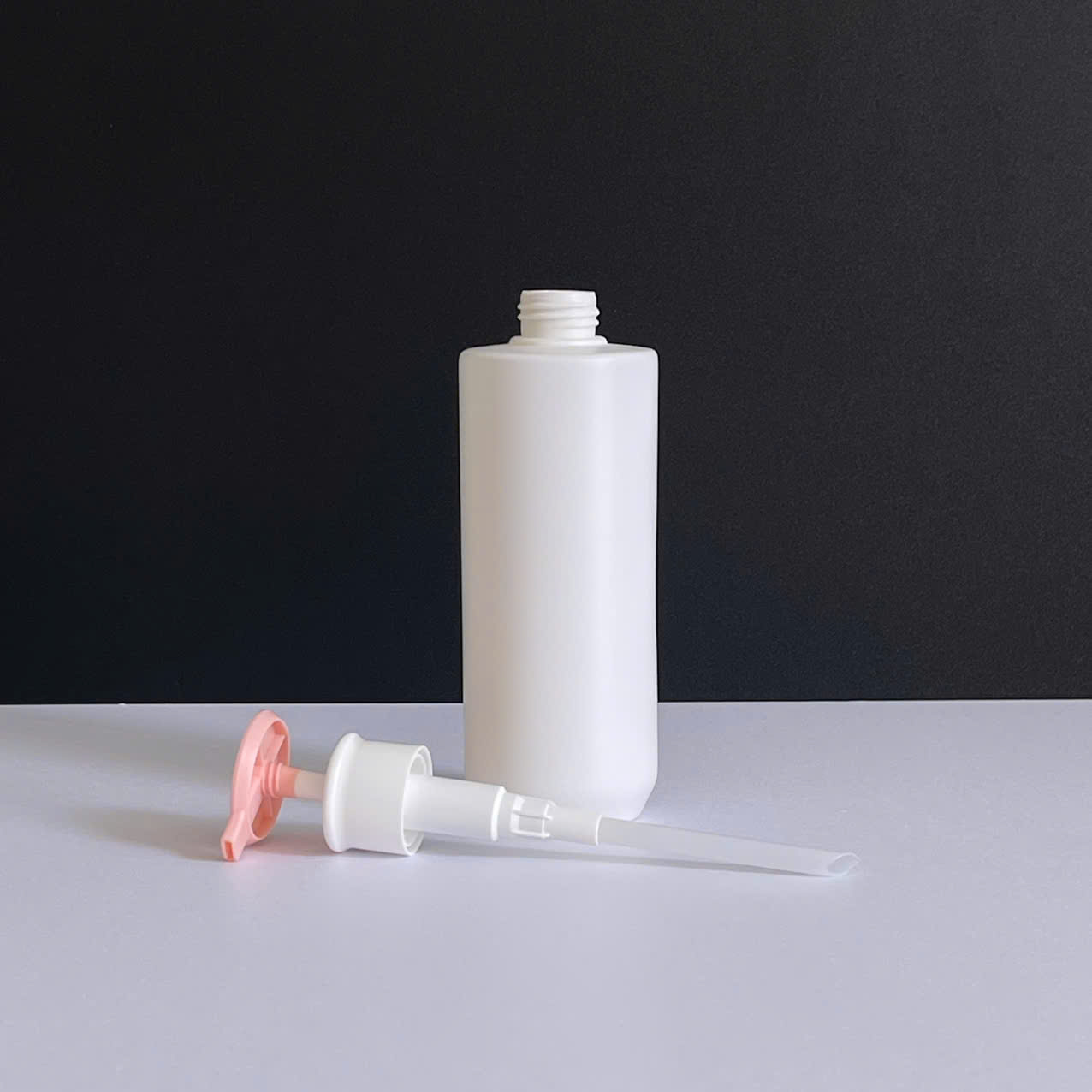 chai-hdpe-trang-vai-ngang-voi-nhan-dep-hong-500ml-5 Chai HDPE trắng vai ngang vòi nhấn dẹp hồng