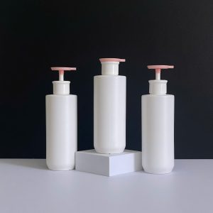 Chai HDPE trắng vai ngang vòi nhấn dẹp hồng