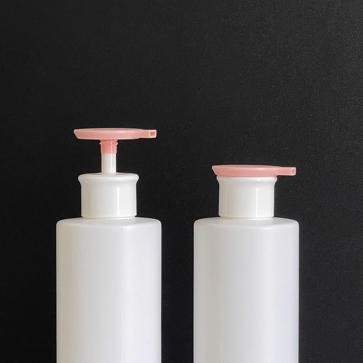 chai-hdpe-trang-vai-ngang-voi-nhan-dep-hong-500ml-7 Chai HDPE trắng vai ngang vòi nhấn dẹp hồng