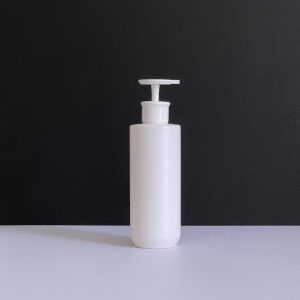 Chai HDPE trắng vai ngang vòi nhấn dẹp trắng