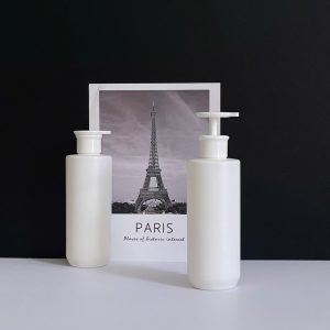 Chai HDPE trắng vai ngang vòi nhấn dẹp trắng