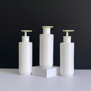 Chai HDPE trắng vai ngang vòi nhấn dẹp xanh