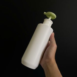 Chai HDPE trắng vai ngang vòi nhấn dẹp xanh