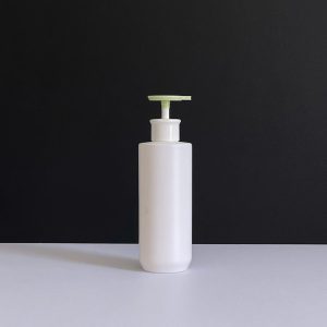 Chai HDPE trắng vai ngang vòi nhấn dẹp xanh