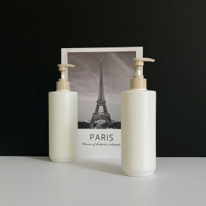 Chai HDPE trắng vai ngang vòi nhấn nâu nhám