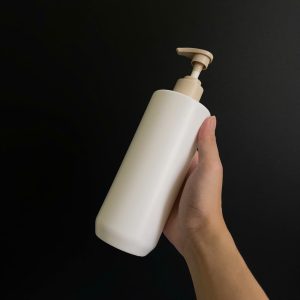 Chai HDPE trắng vai ngang vòi nhấn nâu nhám