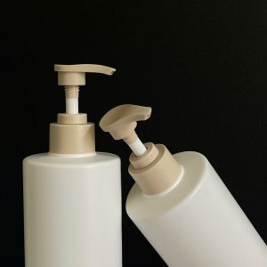 Chai HDPE trắng vai ngang vòi nhấn nâu nhám