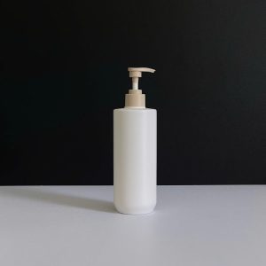 Chai HDPE trắng vai ngang vòi nhấn nâu nhám