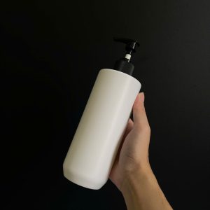 Chai HDPE trắng vai ngang vòi nhấn sọc