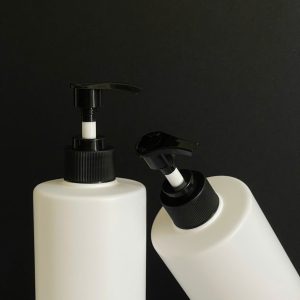 Chai HDPE trắng vai ngang vòi nhấn sọc