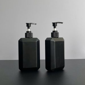 Chai HDPE Vuông Xanh Dương vòi nhấn dẹp Đen Nhám