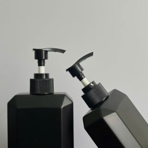 Chai HDPE Vuông Xanh Dương vòi nhấn dẹp Đen Nhám