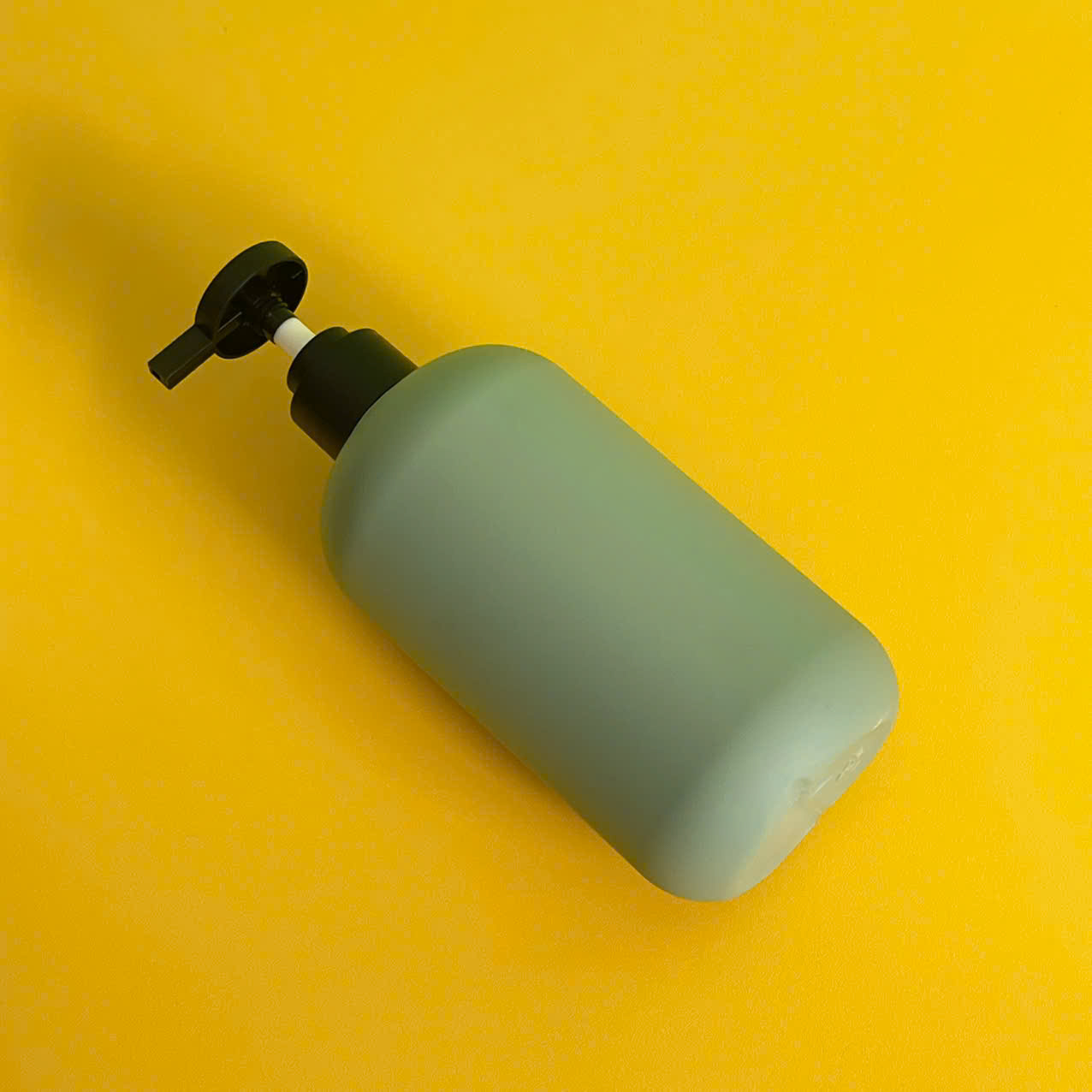 chai-hdpe-xanh-dam-nap-bat-den-nham-3 Chai HDPE tròn xanh đậm vòi nhấn dẹp đen