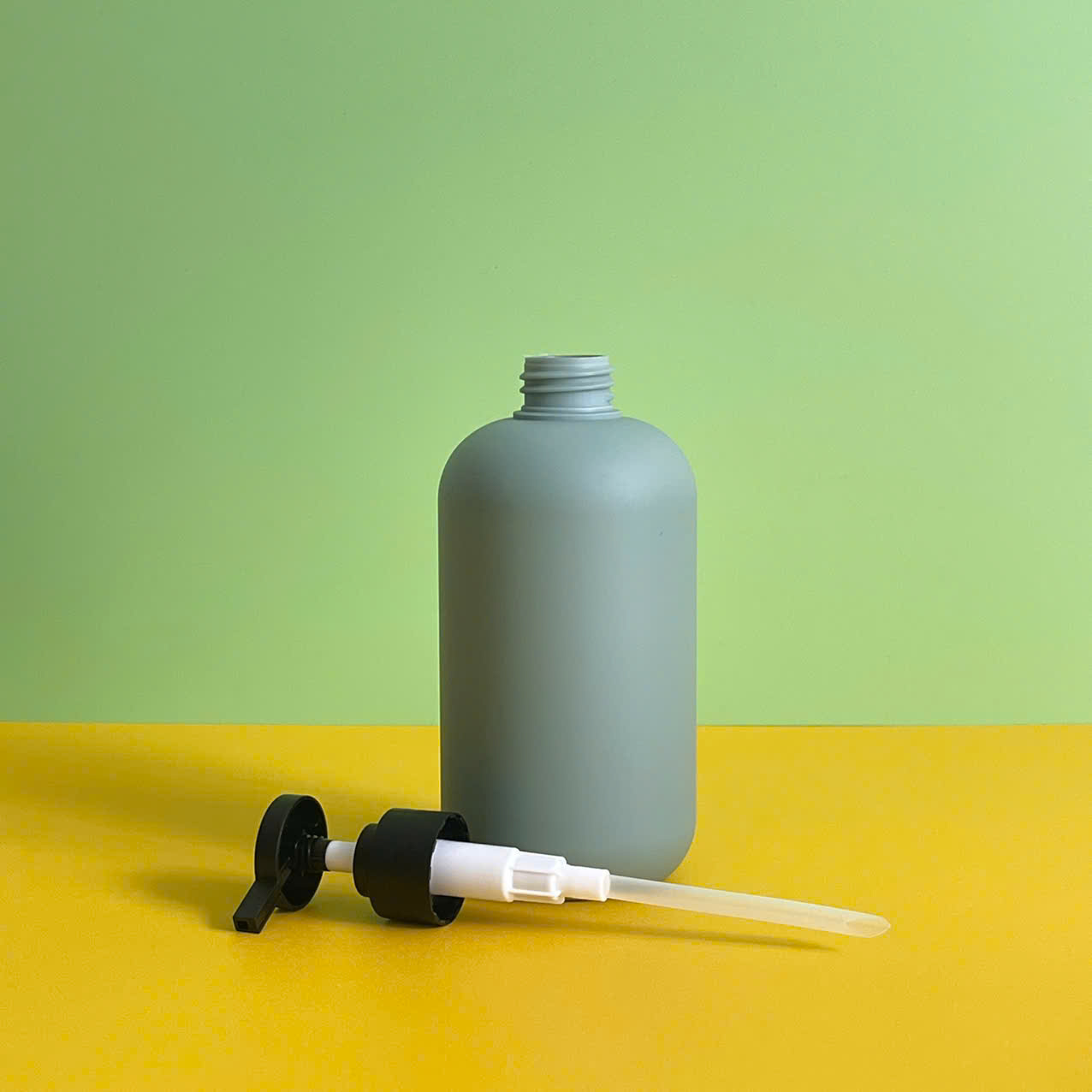 chai-hdpe-xanh-dam-nap-bat-den-nham-5 Chai HDPE tròn xanh đậm vòi nhấn dẹp đen