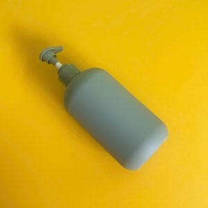 Chai HDPE tròn xanh đậm vòi nhấn sóng xanh trơn