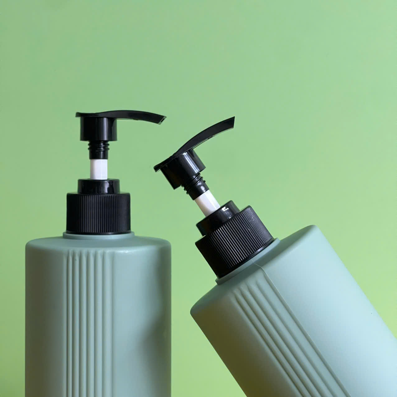 Chai HDPE sọc xanh đậm vòi nhấn sóng đen