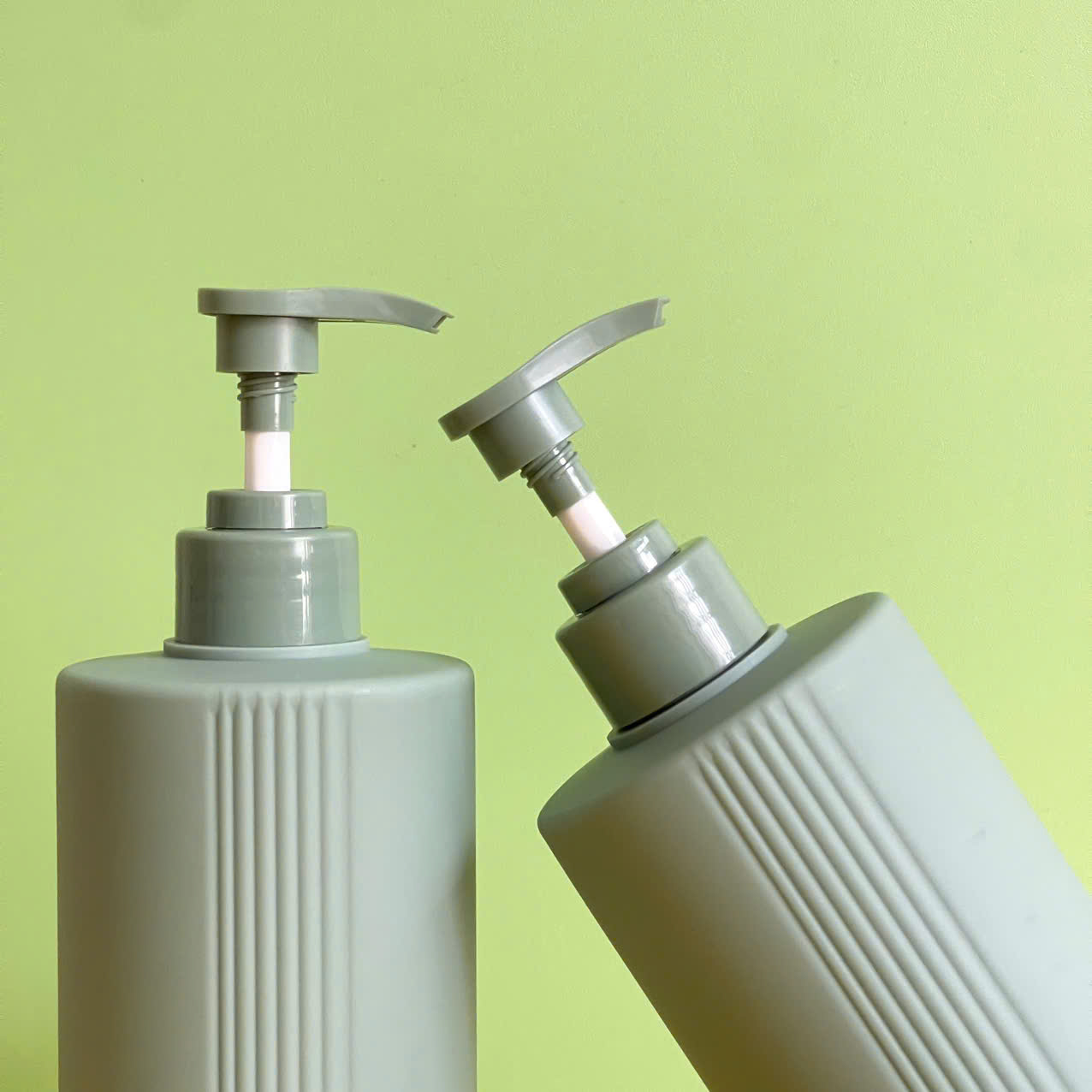 chai-hdpe-xanh-dam-vai-ngang-5-soc-voi-nhan-xanh-500ml-5 Chai HDPE sọc xanh đậm vòi nhấn sóng xanh