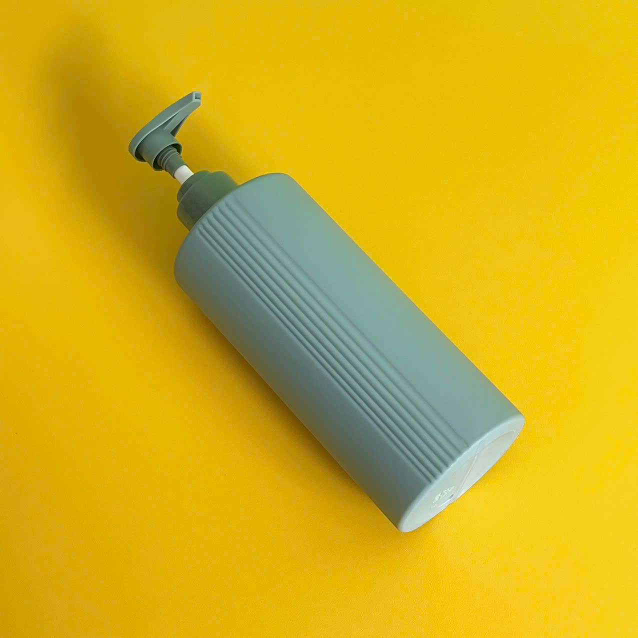 chai-hdpe-xanh-dam-vai-ngang-5-soc-voi-nhan-xanh-500ml-7 Chai HDPE sọc xanh đậm vòi nhấn sóng xanh