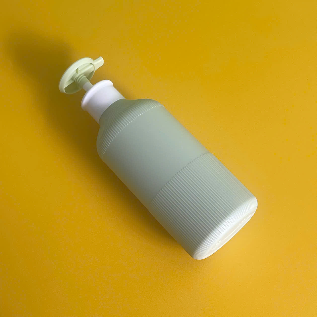 chai-hdpe-xanh-soc-nap-voi-nhan-dep-xanh-500ml-2 Chai HDPE xanh sọc vòi nhấn dẹp xanh