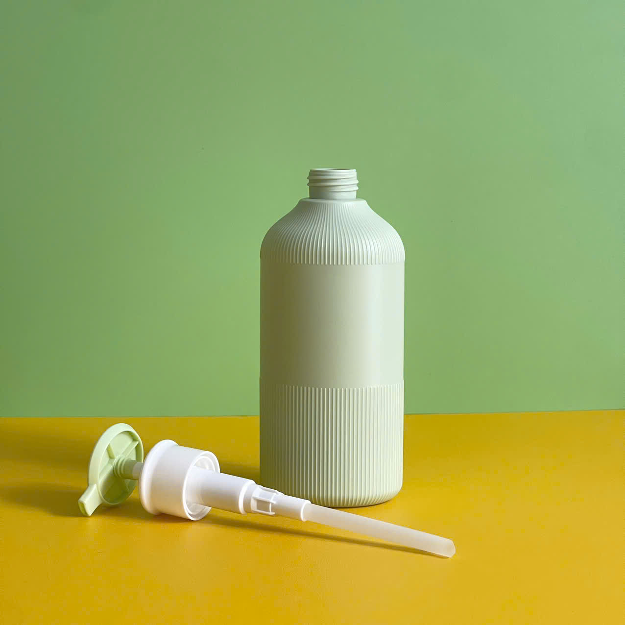 chai-hdpe-xanh-soc-nap-voi-nhan-dep-xanh-500ml-3 Chai HDPE xanh sọc vòi nhấn dẹp xanh