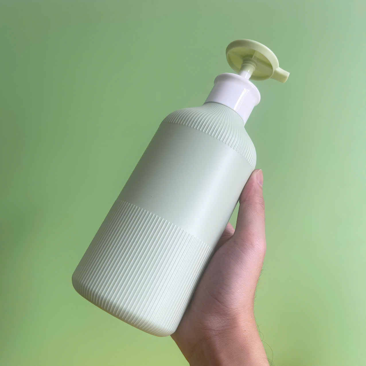 Chai HDPE xanh sọc vòi nhấn dẹp xanh