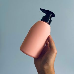 Chai HDPE hồng vai bầu tròn vòi nhấn sóng