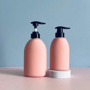 Chai HDPE hồng vai bầu tròn vòi nhấn sóng