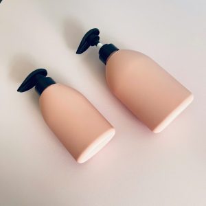 Chai HDPE hồng vai bầu tròn vòi nhấn sóng