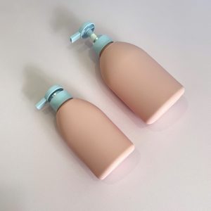 Chai HDPE hồng vai bầu tròn vòi nhấn dẹp xanh