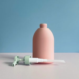 Chai HDPE hồng vai bầu tròn vòi nhấn dẹp xanh lá