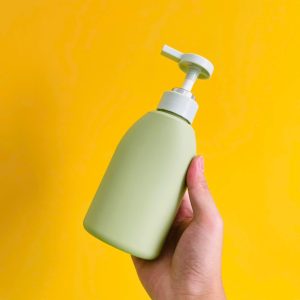 Chai HDPE xanh lá vai bầu tròn vòi nhấn xanh mint