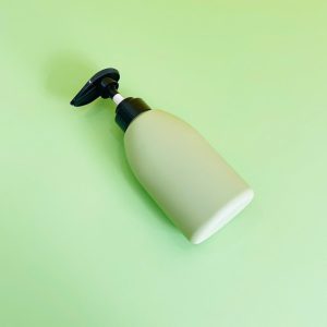 Chai HDPE xanh lá vai bầu tròn vòi nhấn sóng đen