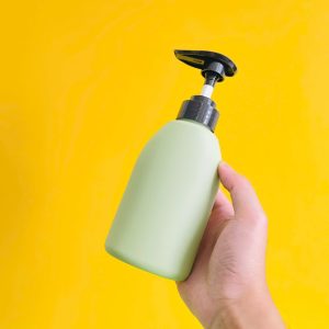 Chai HDPE xanh lá vai bầu tròn vòi nhấn sóng đen