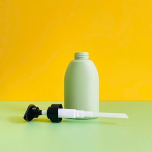 Chai HDPE xanh lá vai bầu tròn vòi nhấn sóng đen