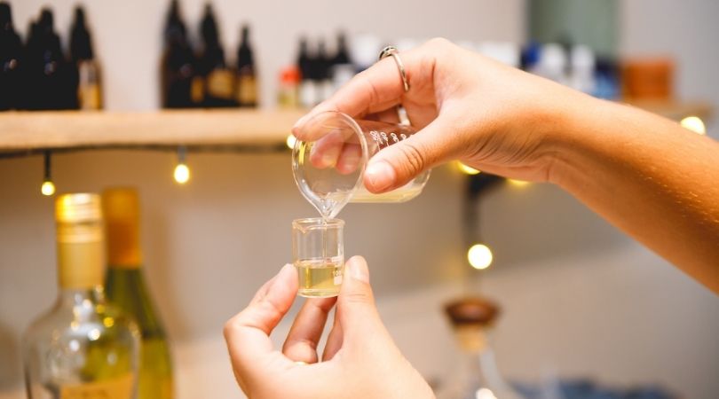 Có nên chiết nước hoa bằng chai nhựa