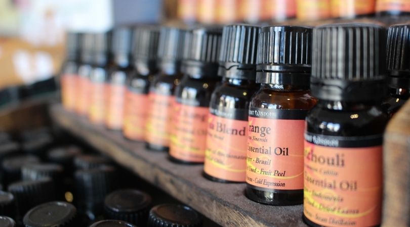 Có nên đựng tinh dầu nguyên chất bằng chai lọ nhựa